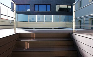 Piscine extérieure, chaises longues