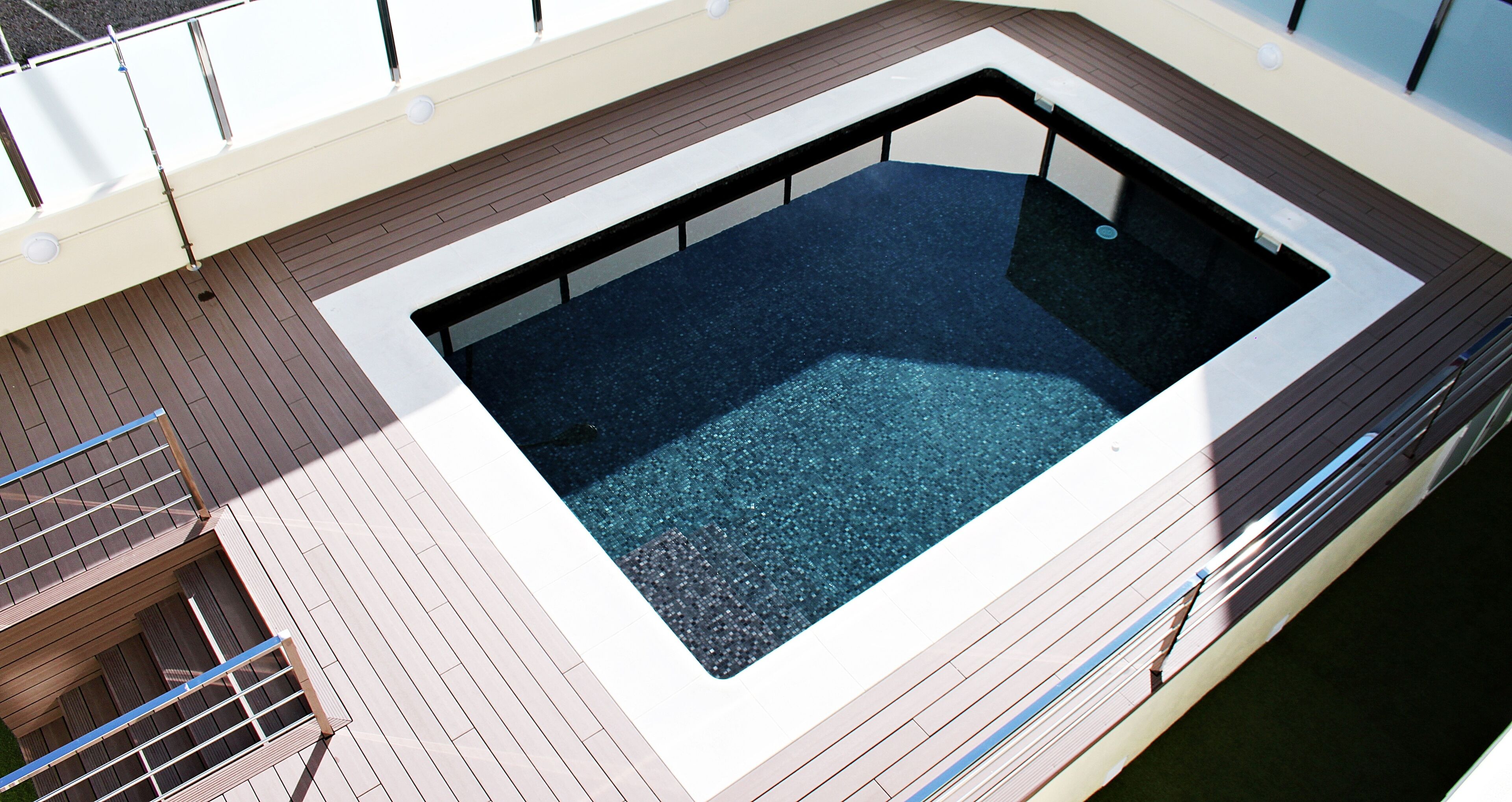 Een buitenzwembad en ligstoelen