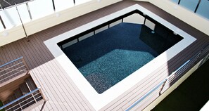 Piscine extérieure, chaises longues