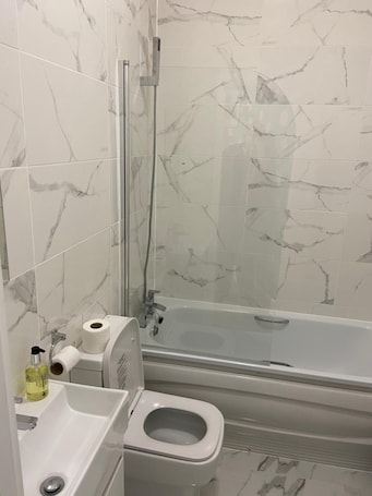 Combined shower/bathtub, free toiletries, hair dryer, towels. Abbey Lodge