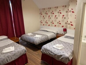 Desk, iron/ironing board, free WiFi, bed sheets - Abbey Lodge (London)