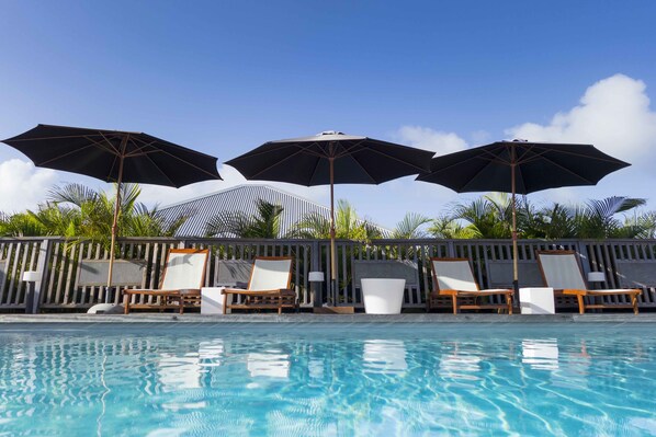 สระว่ายน้ำกลางแจ้ง