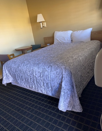 Basic Room | Free WiFi, bed sheets. Mt Whitney Motel
