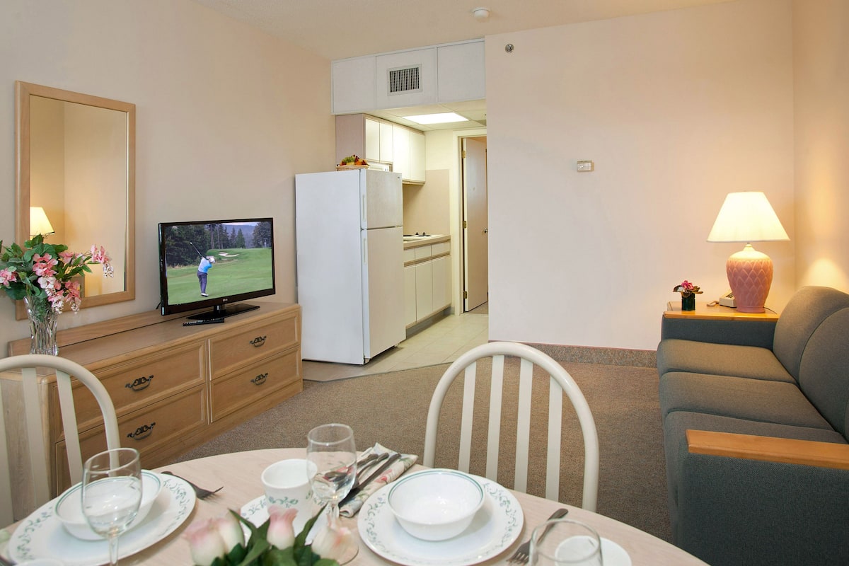 deluxe suite, partial ocean view (e) | living area | flat-screen tv