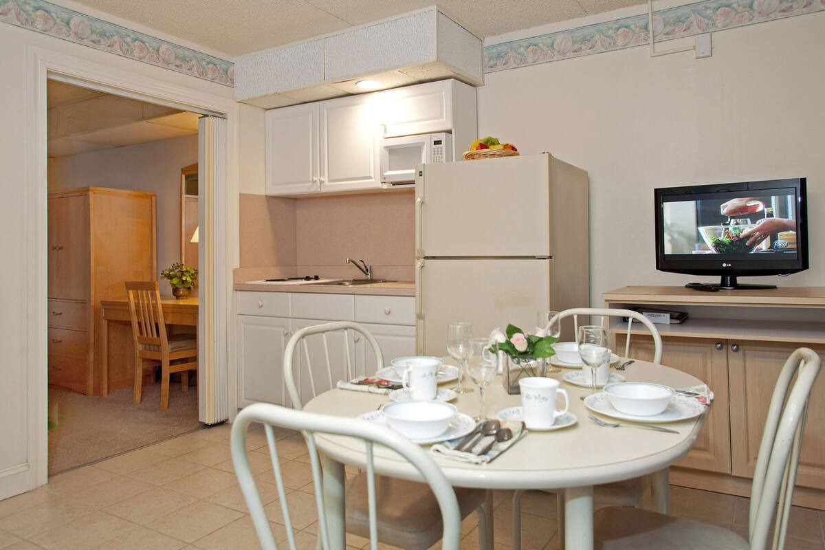 suite, 1 bedroom, oceanfront (c/d) | living area | flat-screen tv