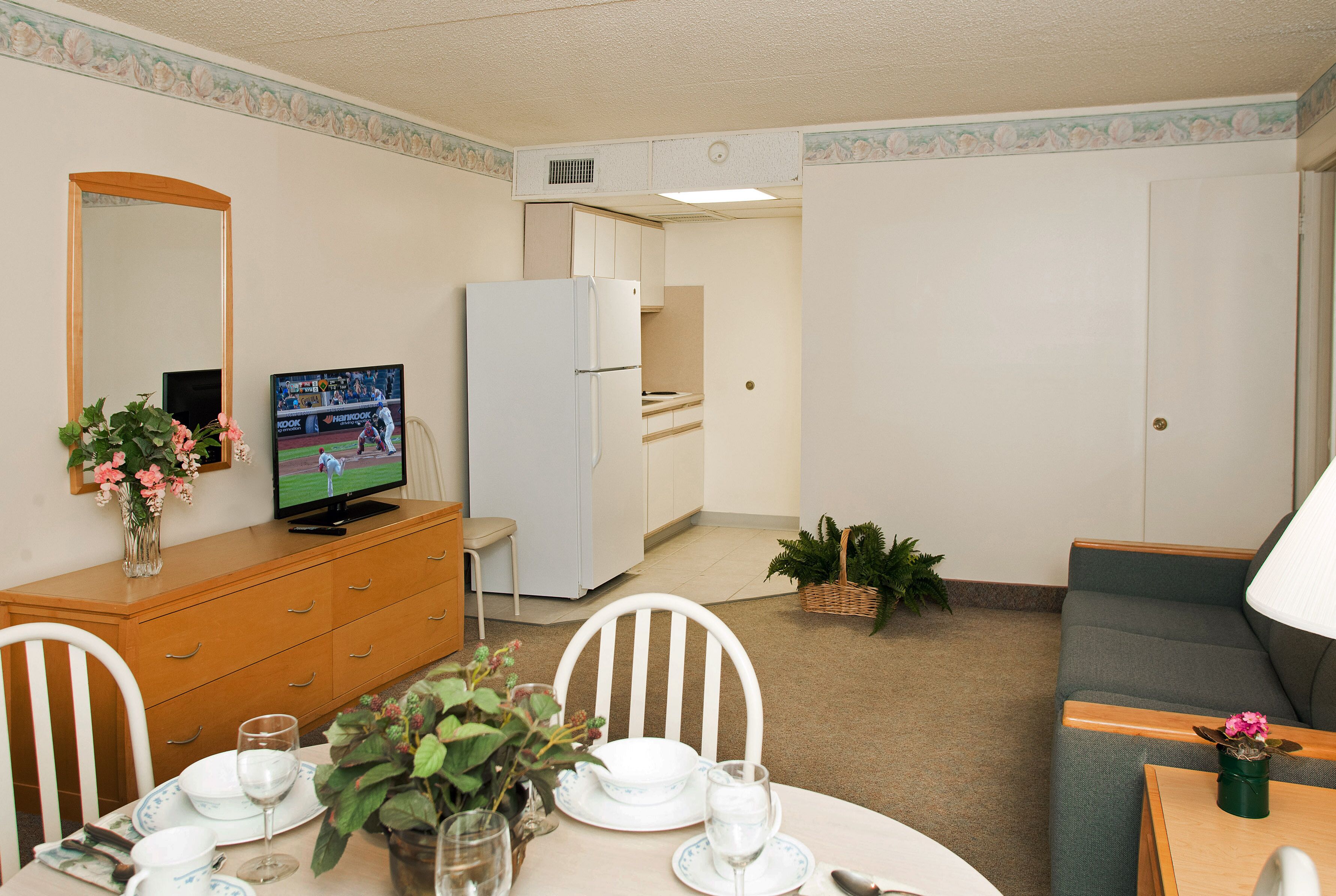 superior suite, 2 bedrooms (f) | private kitchen | microwave, coffee/tea maker, toaster, cookware/dishes/utensils