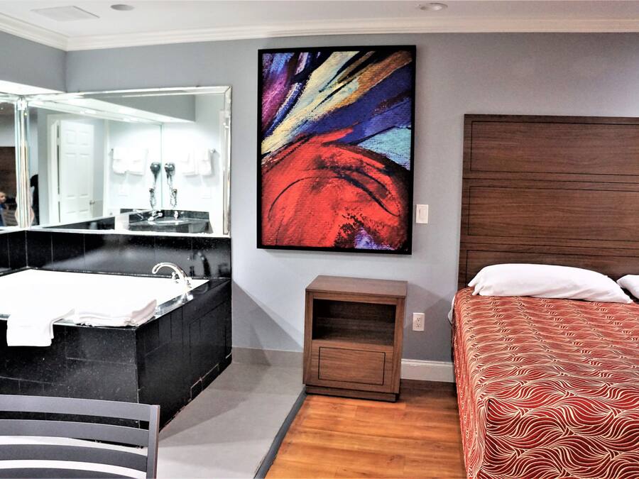 Standard Room, 1 King Bed, Jetted Tub