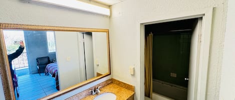 وحدات دش مع أحواض استحمام، مناشف