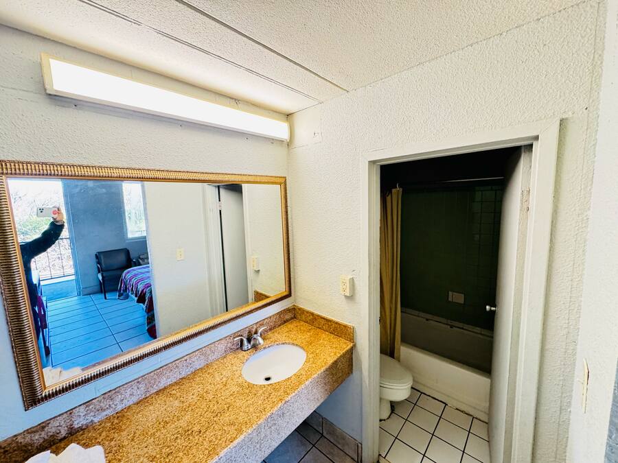 Bañera con ducha, toallas