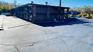 Un edificio de dos pisos con un letrero que dice "Cumberland Inn".
