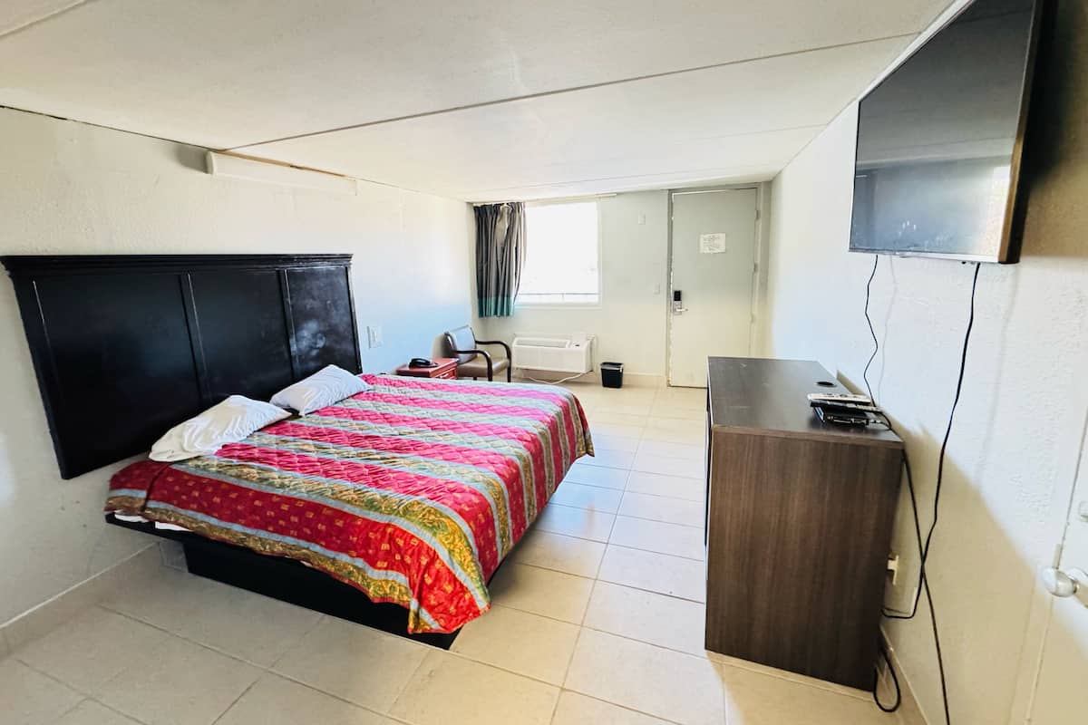 Habitación estándar, 1 cama King size, para fumadores | Escritorio, insonorización y wifi gratis