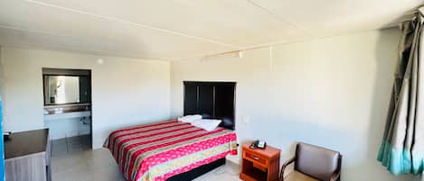 Standard Room, 1 King Bed, Smoking | Desk, soundproofing, free WiFi