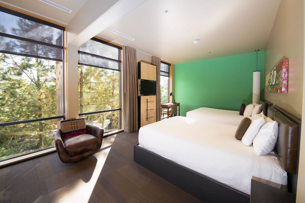 Quarto casal luxo, 2 camas Queen, geladeira, na torre