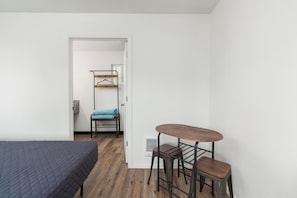 高級寢具、免費無線上網、床單