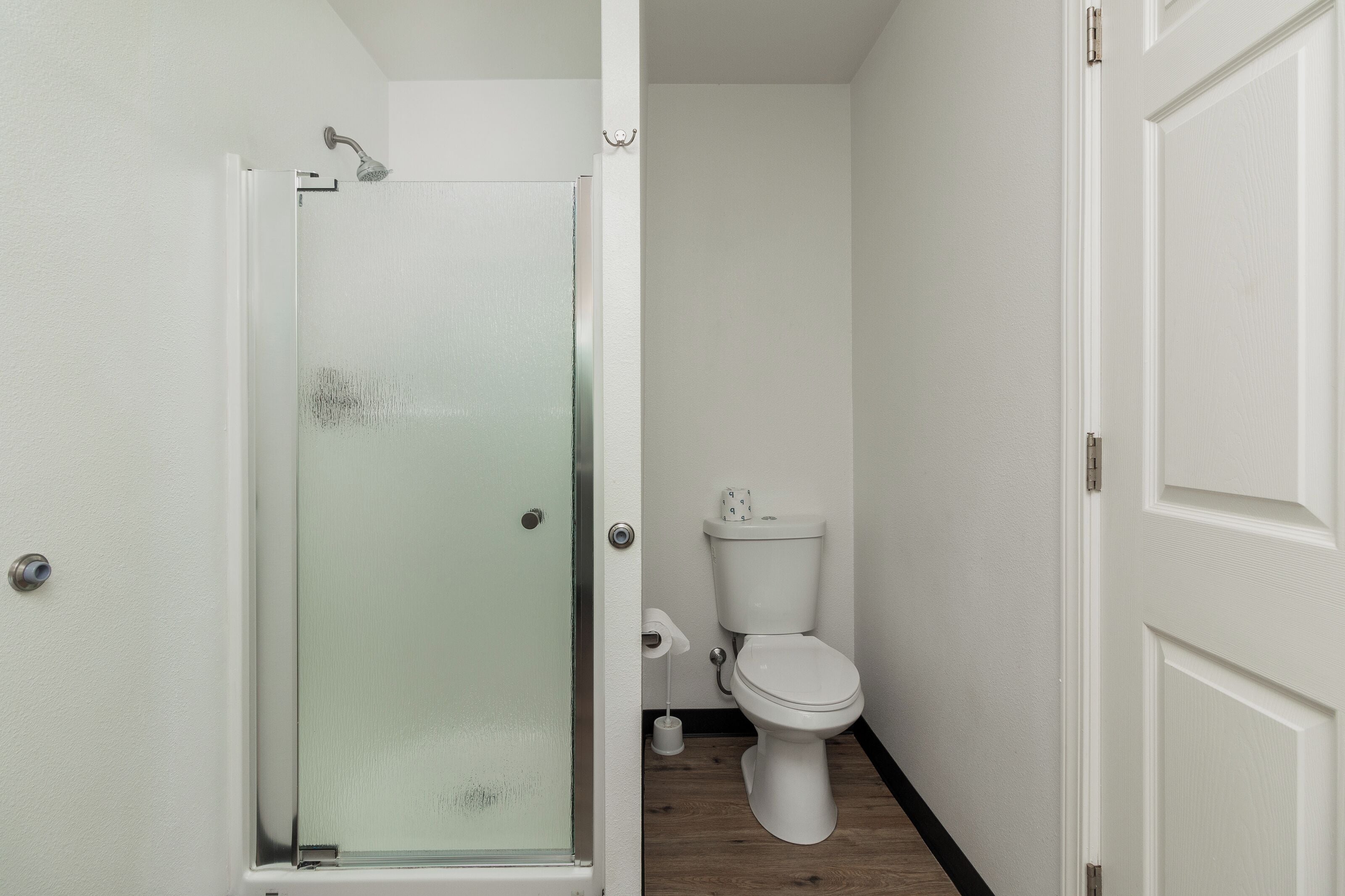 Kamer, 1 queensize bed | Badkamer | Een douche, een regendouche, gratis toiletartikelen, handdoeken