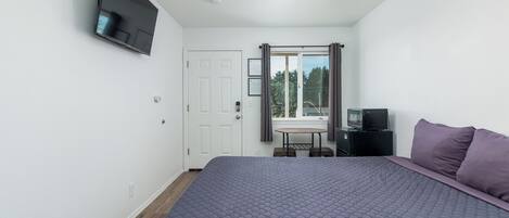 Room, 1 Queen Bed | Premium bedding, free WiFi, bed sheets