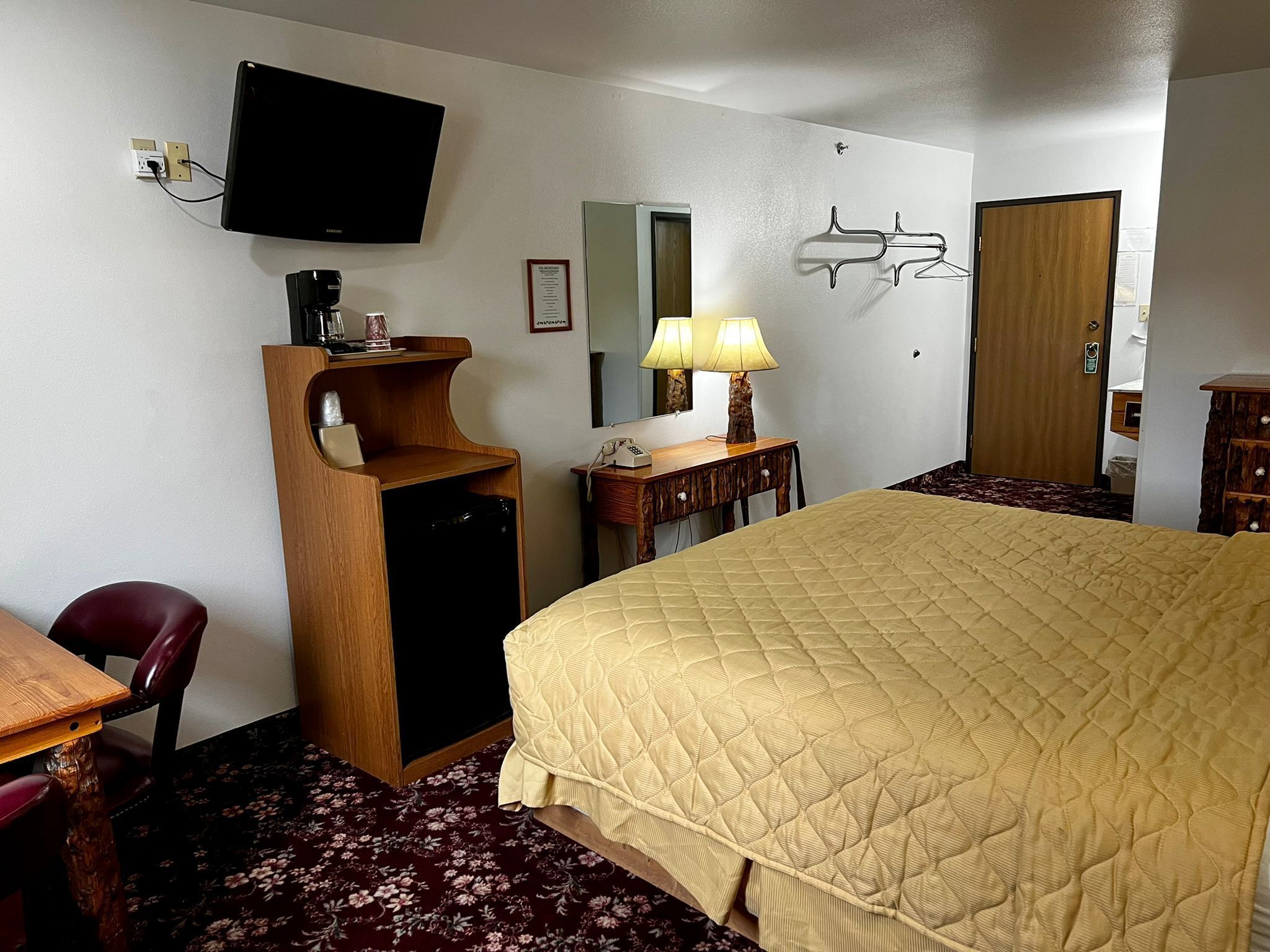 single room, 1 queen bed | premium bedding, desk, free wifi, bed sheets