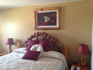 Premium bedding, desk, free WiFi, bed sheets - Buffalo Bill's Antlers Inn (Cody)