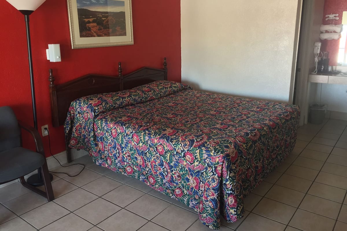 Deluxe kamer, 1 kingsize bed, niet-roken, koelkast en magnetron | Een bureau, gratis wifi, beddengoed
