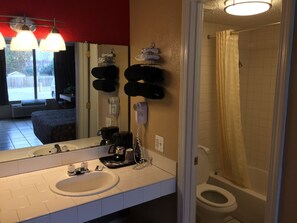 Comfort Room, 1 Queen Bed, Non Smoking, Refrigerator & Microwave | Bathroom - Budget Inn (Austin)