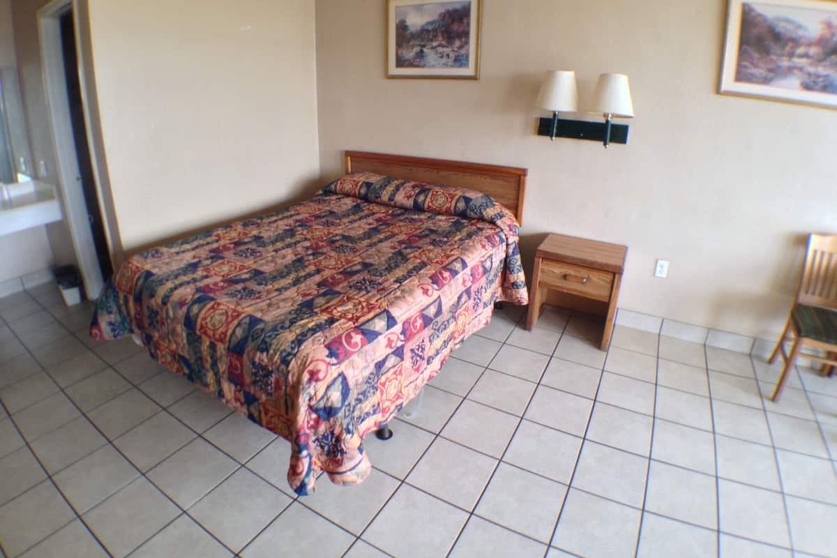 Economy kamer, 1 queensize bed, roken | Een bureau, gratis wifi, beddengoed