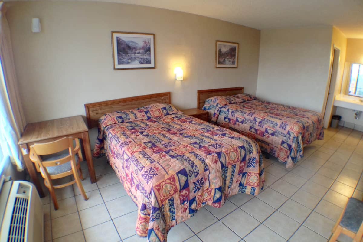 Economy tweepersoonskamer, 2 tweepersoonsbedden, roken | Een bureau, gratis wifi, beddengoed