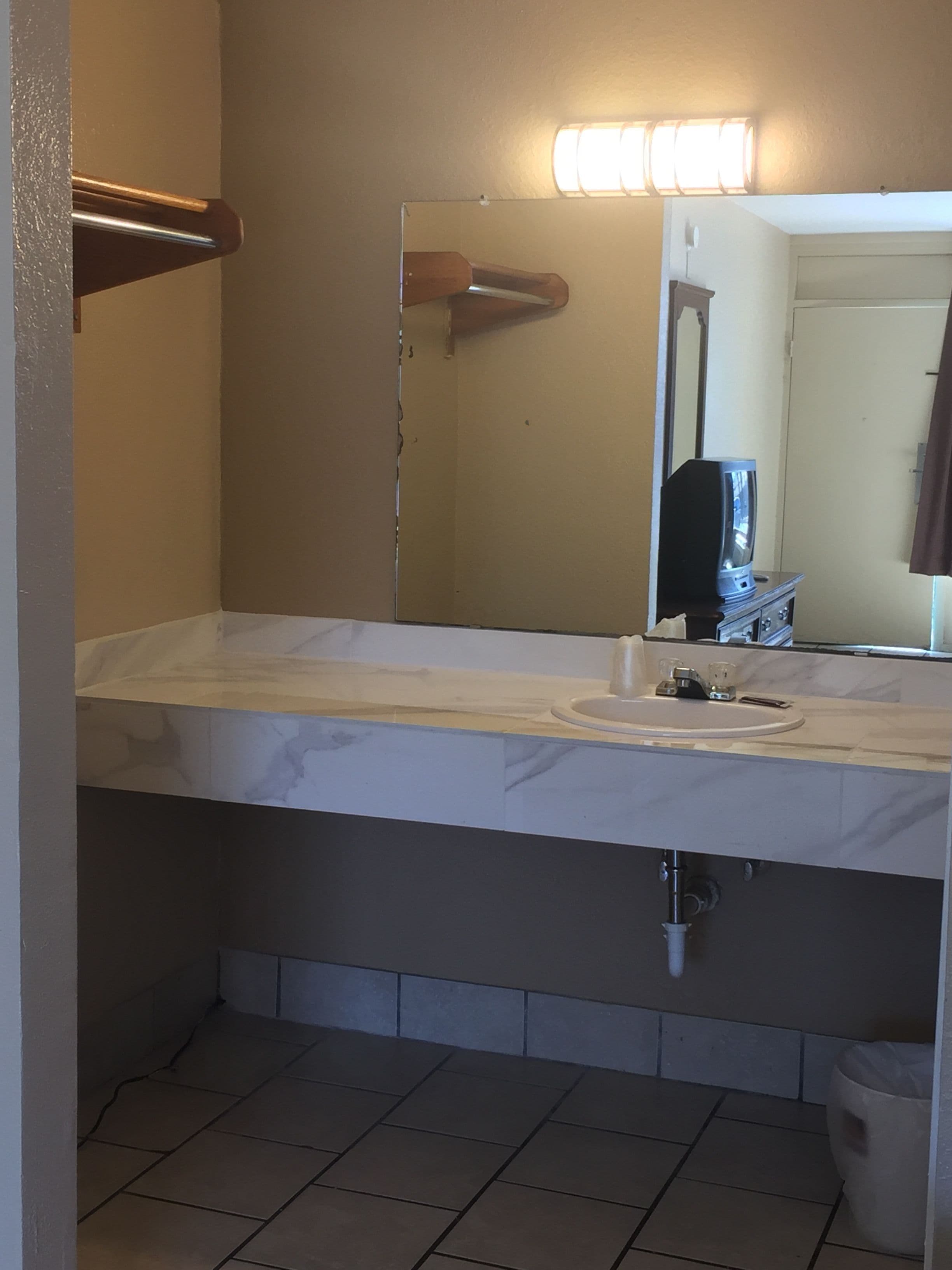 Economy Room, 1 Queen Bed, Non Smoking | Bathroom amenities | Combined shower/tub, towels