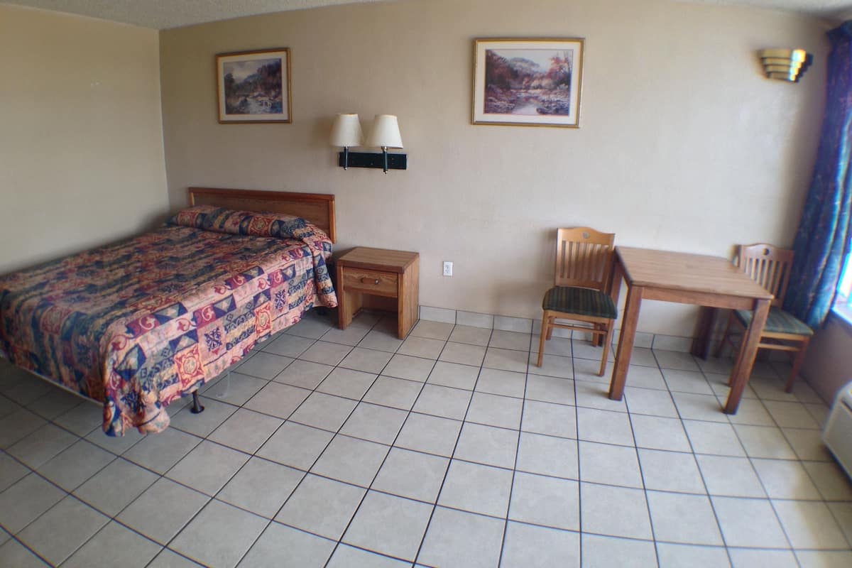 Economy kamer, 1 queensize bed, niet-roken | Een bureau, gratis wifi, beddengoed