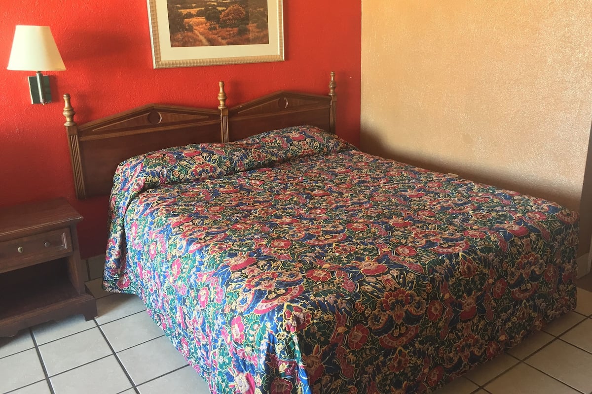 Deluxe kamer, 1 kingsize bed, roken, koelkast en magnetron | Een bureau, gratis wifi, beddengoed