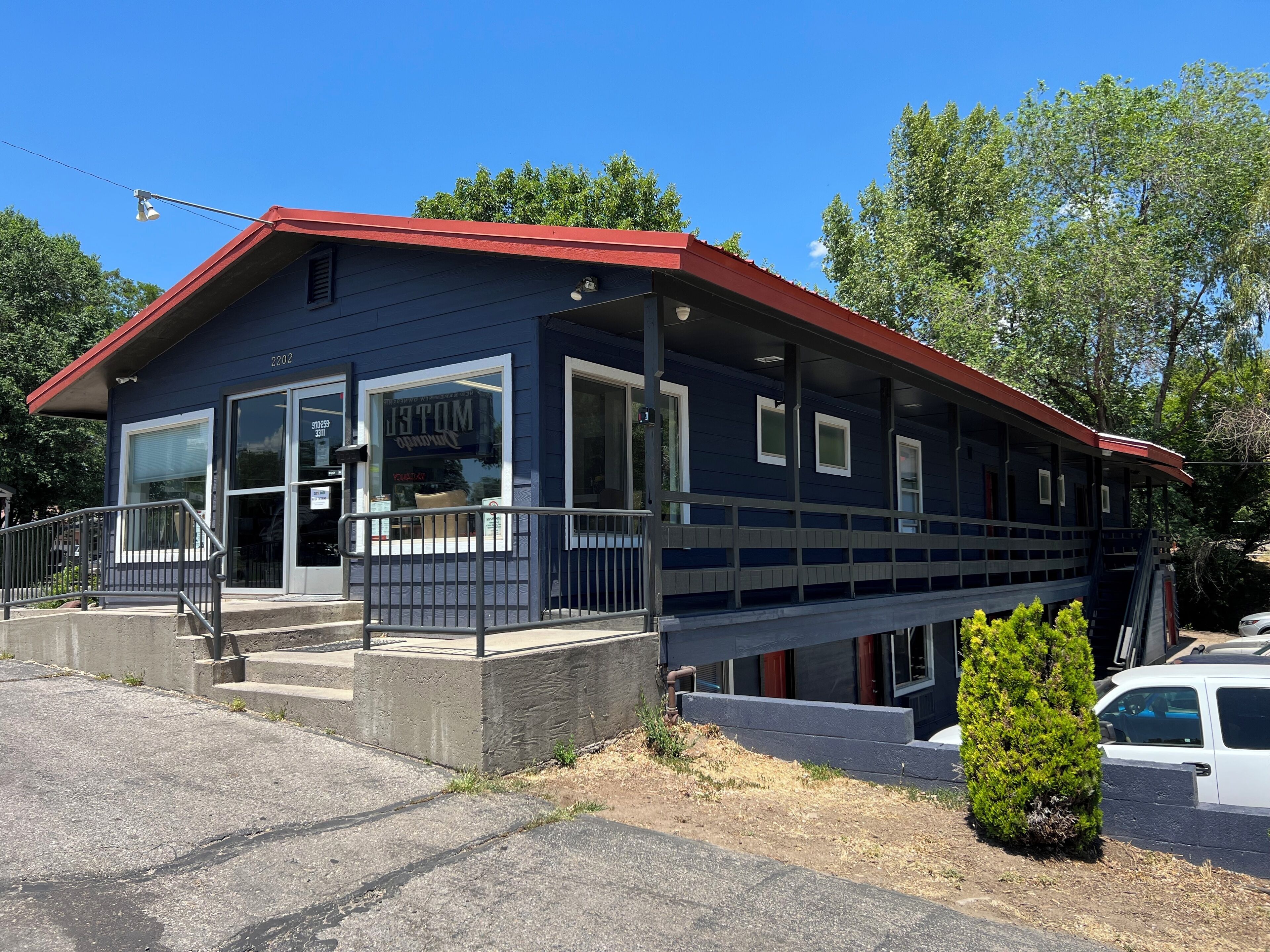 Vista frontal de la propiedad