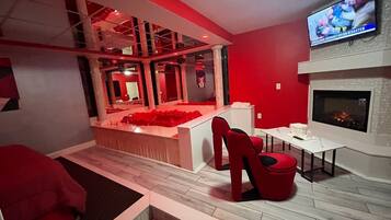 Deluxe Room, 1 King Bed, Non Smoking | Free WiFi, bed sheets