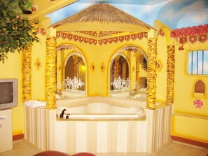 Bañera y ducha independientes, bañera de hidromasaje, toallas