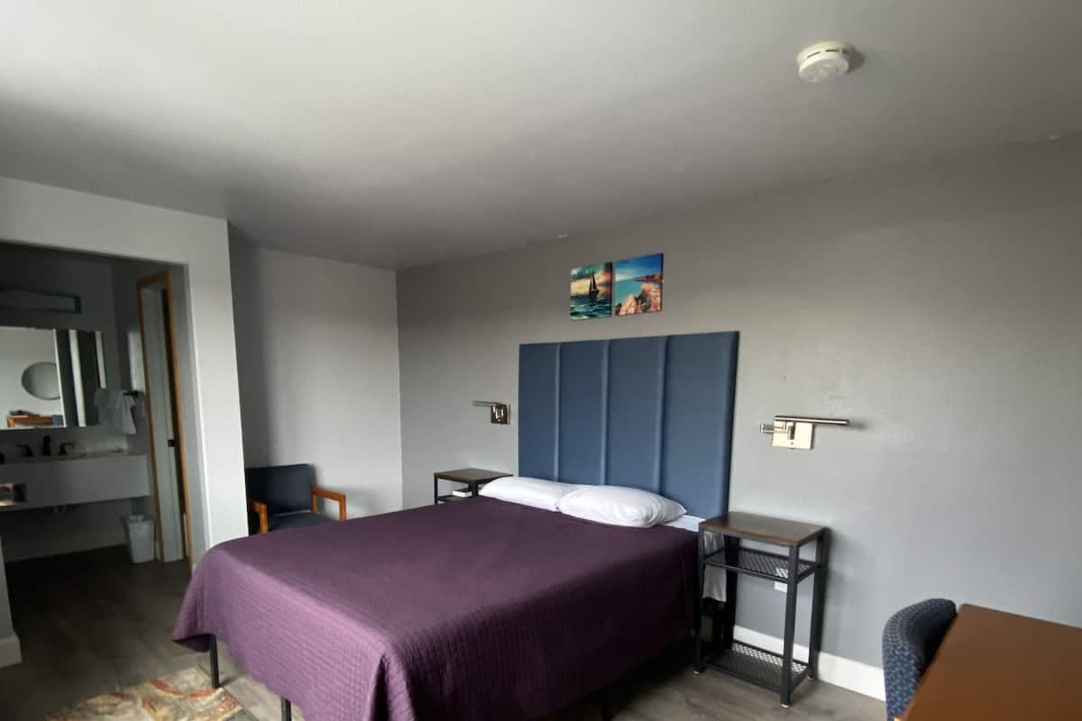 Standard Room, 1 Queen Bed | Individually decorated, individually furnished, desk, free WiFi