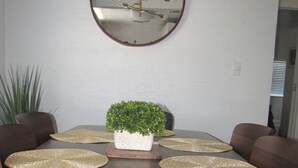 Classic-Apartment, 2 Schlafzimmer, Buchtblick | Essbereich im Zimmer