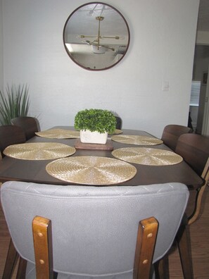 In-room dining - The Coral Resort (Clearwater Beach)
