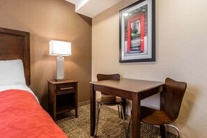 Standard Room, 1 King Bed, Non Smoking | Desk, free WiFi, bed sheets, alarm clocks - Rodeway Inn Chicago - Evanston (Chicago)