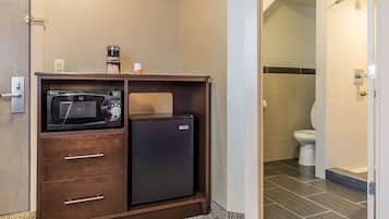 Standard Room, 1 Queen Bed, Non Smoking | Desk, free WiFi, bed sheets, alarm clocks