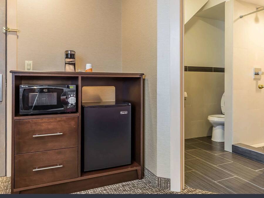 Chambre Standard, 1 grand lit, non-fumeur | Bureau, accès au Wi-Fi (inclus), literie fournie, réveille-matin