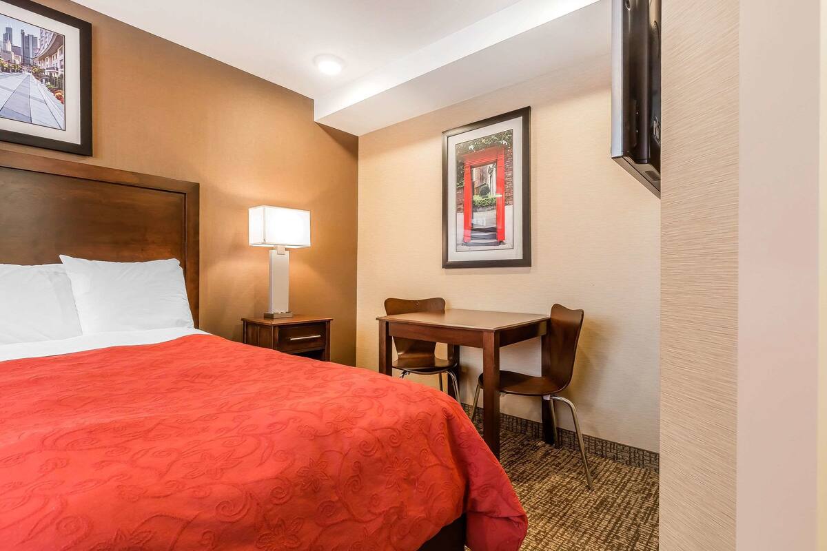Standard Room, 1 Katil Raja (King), Non Smoking | Meja, Wi-fi percuma, jam penggera, cadar katil 