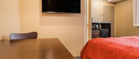 Standard Room, 1 King Bed, Non Smoking | Desk, free WiFi, bed sheets, alarm clocks