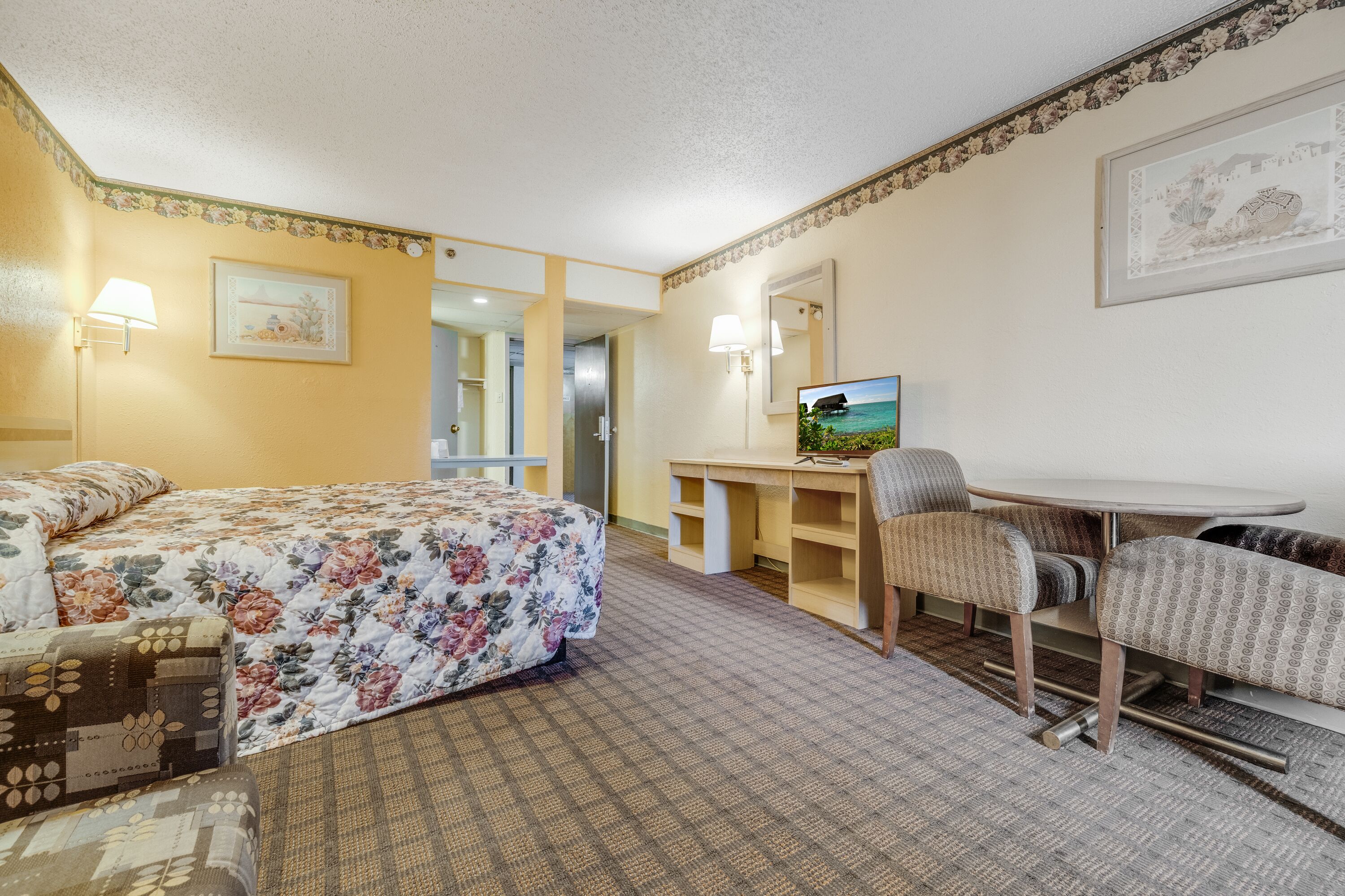 Room, 1 King Bed, Non Smoking | Blackout curtains, iron/ironing board, free WiFi, bed sheets