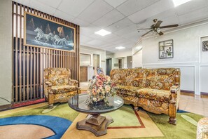 Lobby sitting area - Camelot INN (Amarillo)