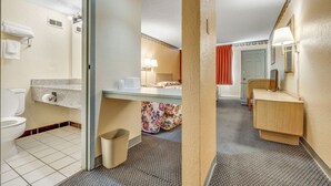 Een hotelbadkamer met toilet, wastafel en douche.