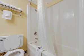 Een bad/douchecombinatie, gratis toiletartikelen, handdoeken