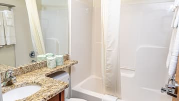 Bañera con ducha, artículos de tocador gratuitos, toallas