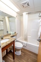 Bañera con ducha, artículos de tocador gratuitos, toallas