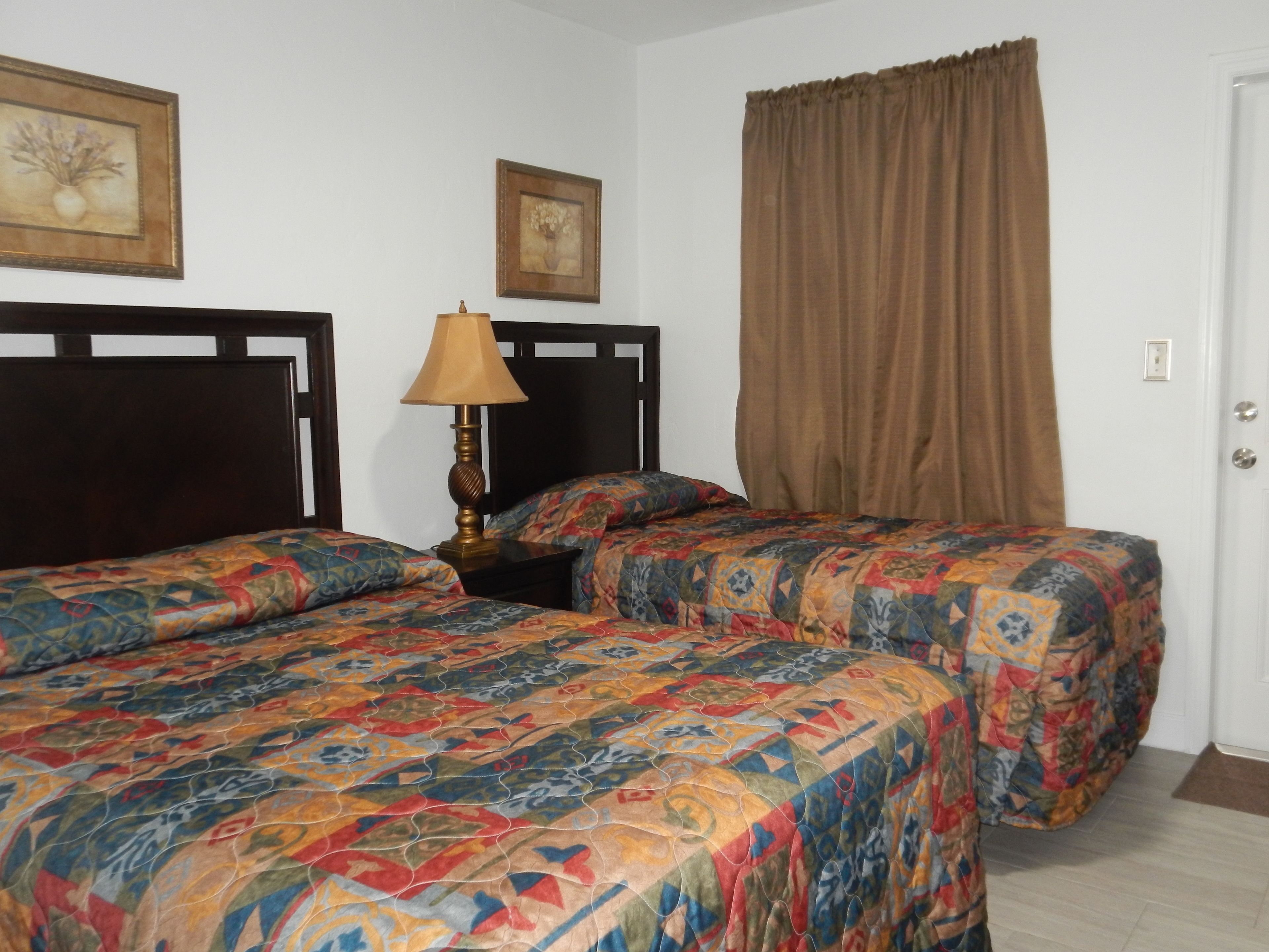 Tabla de planchar con plancha, wifi gratis y ropa de cama 