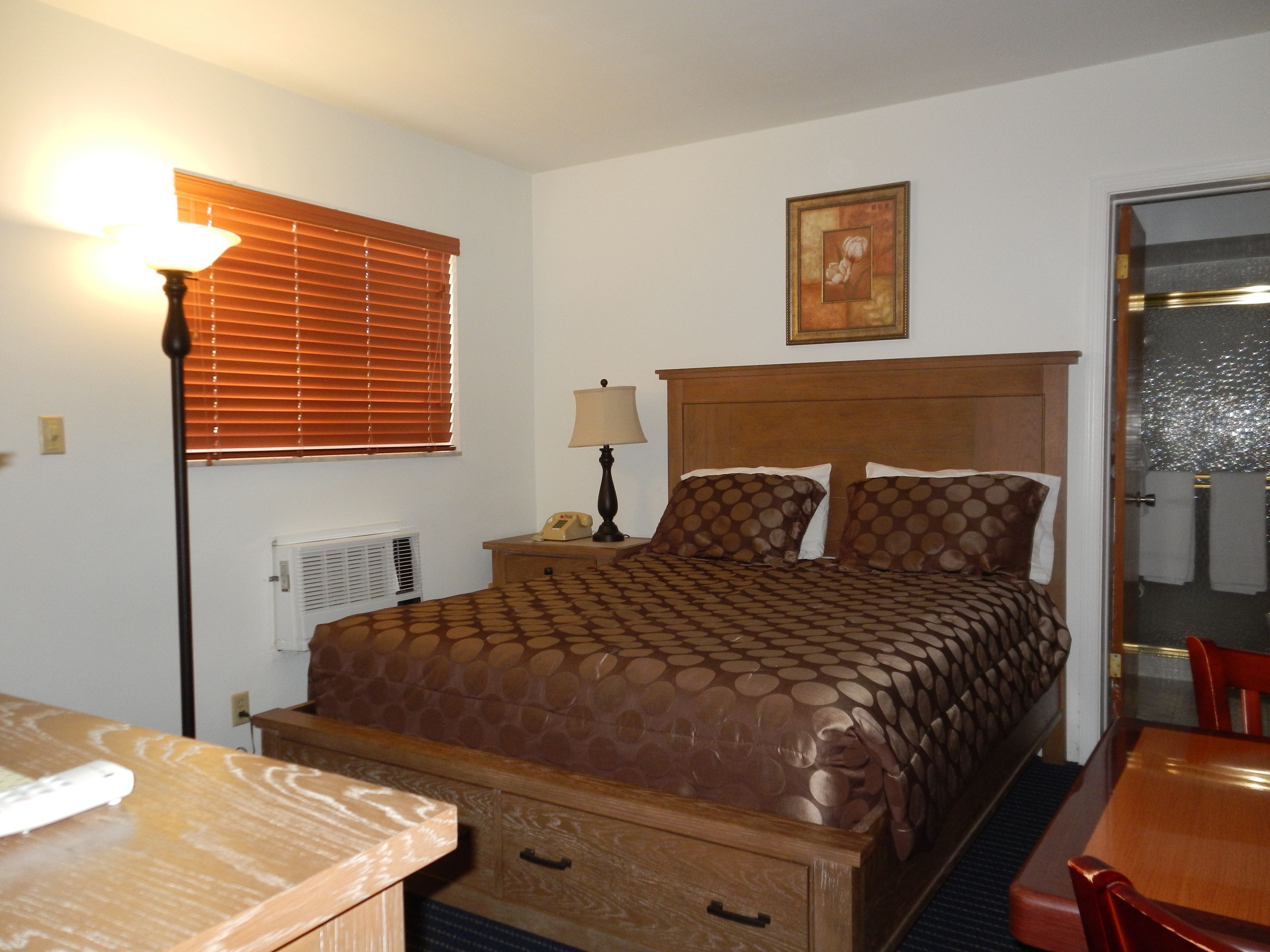 Tabla de planchar con plancha, wifi gratis y ropa de cama 