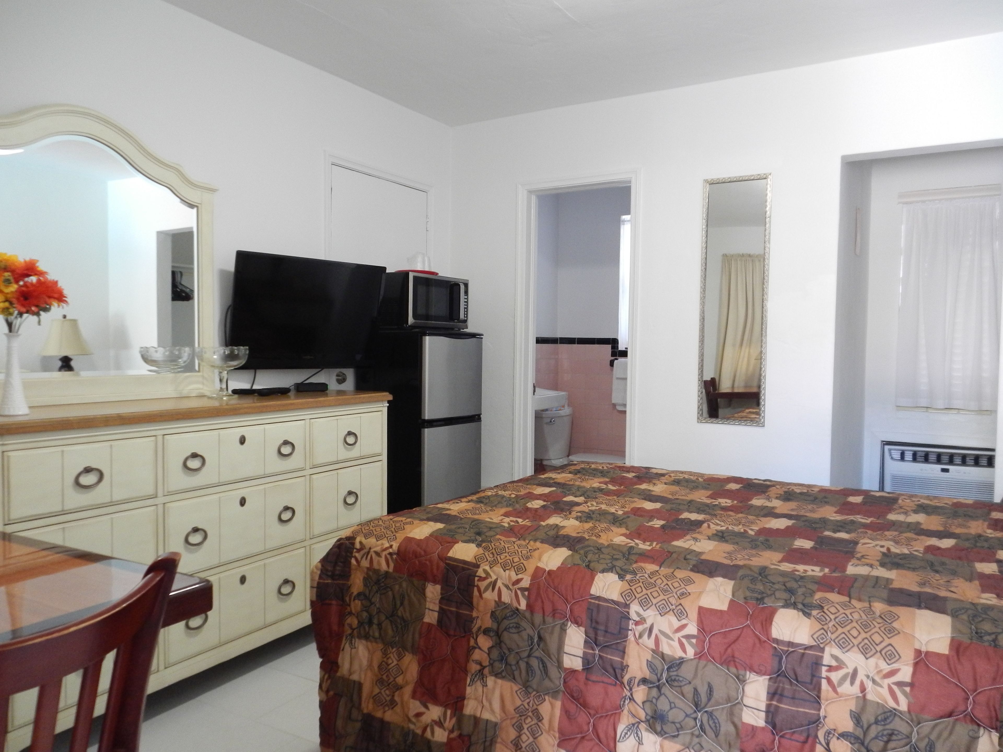Tabla de planchar con plancha, wifi gratis y ropa de cama 