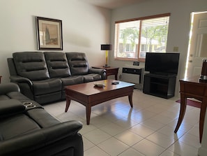 Apartament superior | Sala d'estar | Televisor de pantalla plana